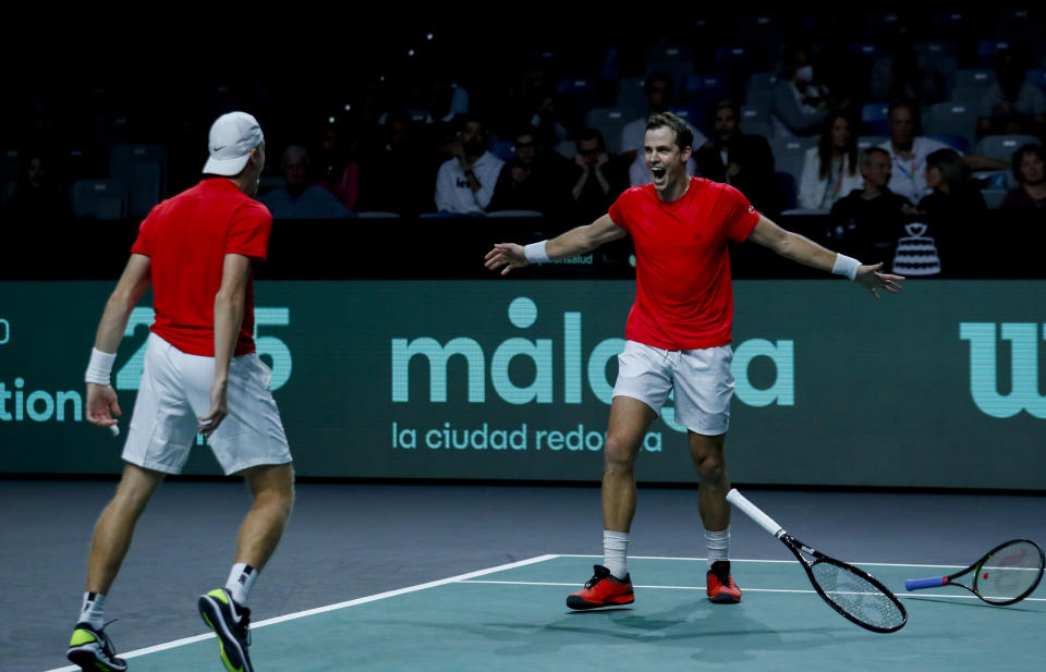 Los canadienses Denis Shapovalov y Vasek Pospisil festejan su victoria sobre los alemanes Kevin Krawietz y Tim Puetz en los cuartos de final de la Copa Davis en Málaga, España, el jueves 24 de noviembre de 2022. (AP Foto/Joan Monfort)