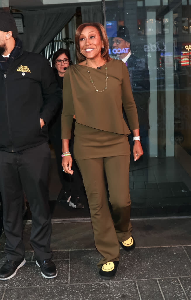 NEW YORK, NY - NOVEMBER 15: Robin Roberts is seen arriving at 'Good Morning America' in Times Square on November 15, 2023 in New York City.  (Photo by Jose Perez/Bauer-Griffin/GC Images)