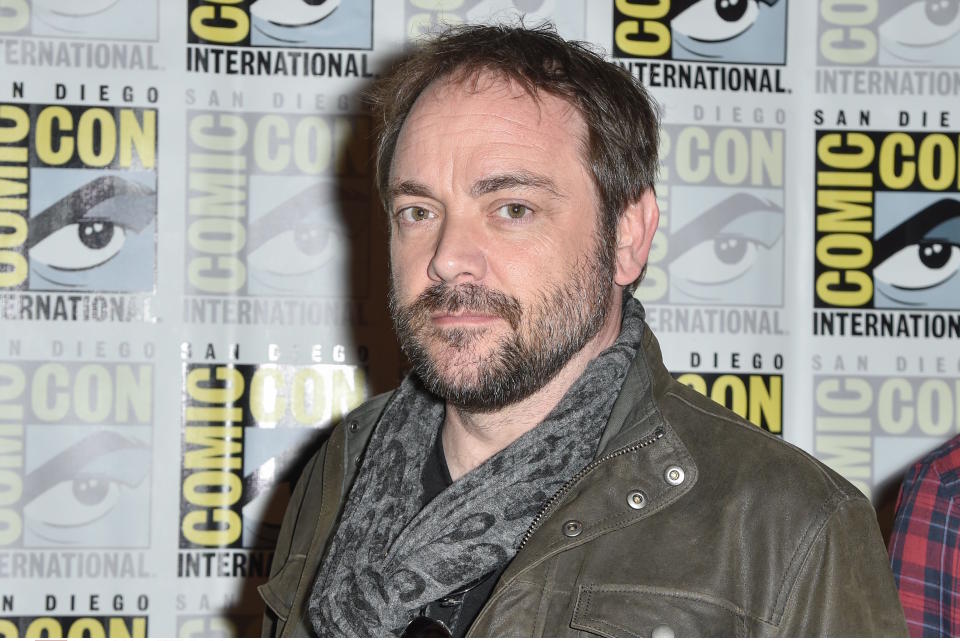 <p><span>Es war ein trauriges Finale der 12. Staffel für alle Crowley-Fans: Mark Sheppard hatte seinen letzten Auftritt in ‘Supernatural’. “Es ist Zeit für etwas Neues”, begründete der Schauspieler sein Serienaus und versicherte via Twitter, dass es keine Pläne für ein Comeback gäbe. </span><span>(Foto:rex)</span> </p>