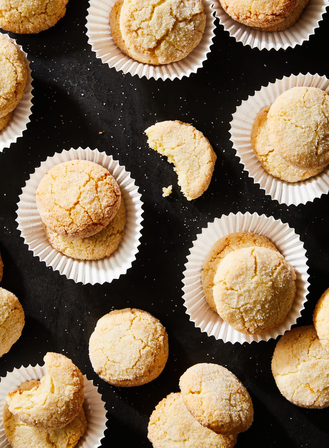 amaretti cookies dusted with powdered sugar