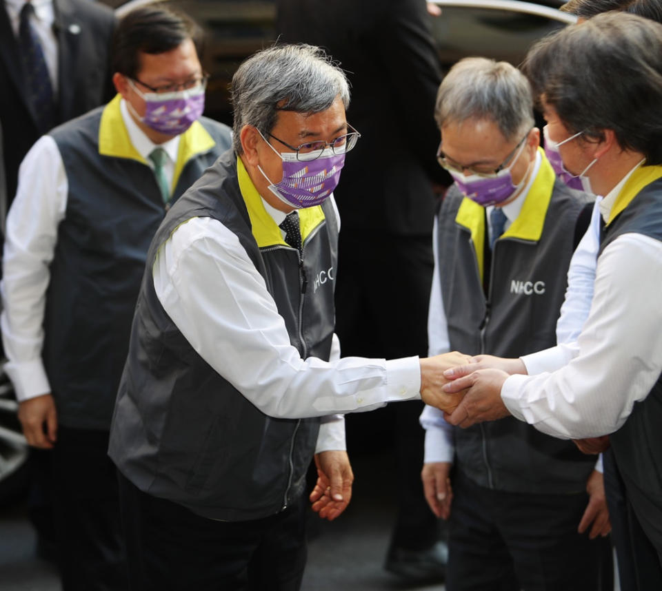 剛上任的行政院長陳建仁（左2）與副院長鄭文燦（左1），31日視察中央疫情指揮中心，並且向出席官員握手致意。（季志翔攝）