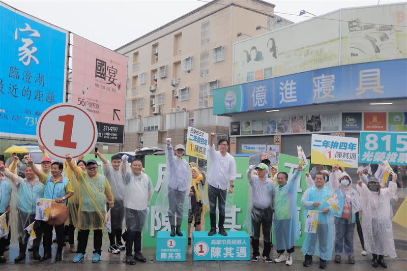  陳其邁今仍冒雨進行掃街拜票，提醒李眉蓁影片要遵循法規。（圖／陳其邁競選團隊提供）