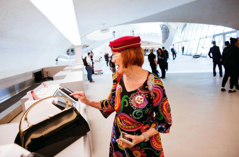 Billie O'Hagan, auxiliar de vuelo en Alaska Airlines, hace el check-in en el mostrador del nuevo TWA Hotel del aeropuerto JFK el 15 de mayo de 2019 en la ciudad de Nueva York (Foto: Kevin Hagen / Getty Images).