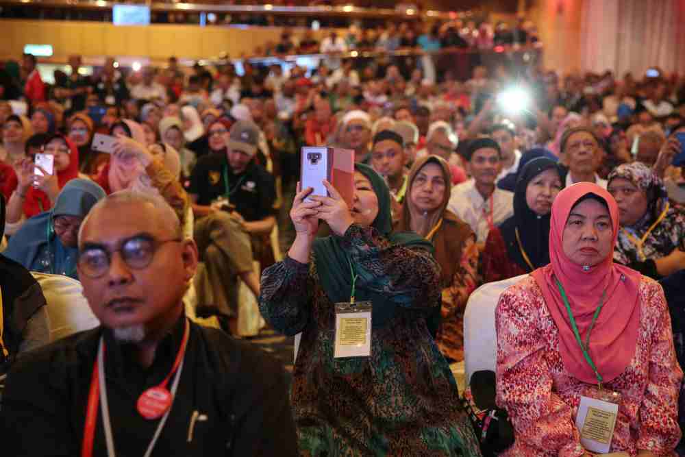Kampung Baru residents attend a townhall meeting with Federal Territories Minister Khalid Samad in Kuala Lumpur September 21, 2019. ― Picture by Yusof Mat Isa