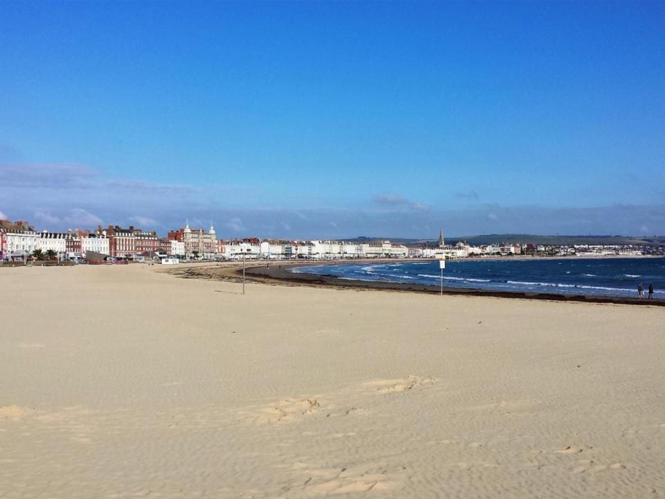 Platz 9: Weymouth Beach. Wer es etwas nördlicher mag, dürfte am Weymouth Beach ganz gut aufgehoben sein. Die Küstenstadt gehört zu den ältesten englischen Touristenorten und punktet sowohl mit mildem Klima als auch mit diversen Sportveranstaltungen wie den Beach Volleyball Classics. Beste Reisezeit: Juli bis September. (Bild-Copyright: TripAdvisor)