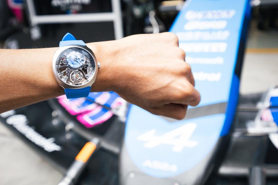 亨利慕時與法國雷諾集團旗下Alpine Motorsports開啟合作，這款Alpine限量錶，結合疾速者系列的流線外型，並有柱狀游絲陀飛輪的強大心臟，與F1賽車的精神完全吻合。限量100只，定價約NT$3,446,000。