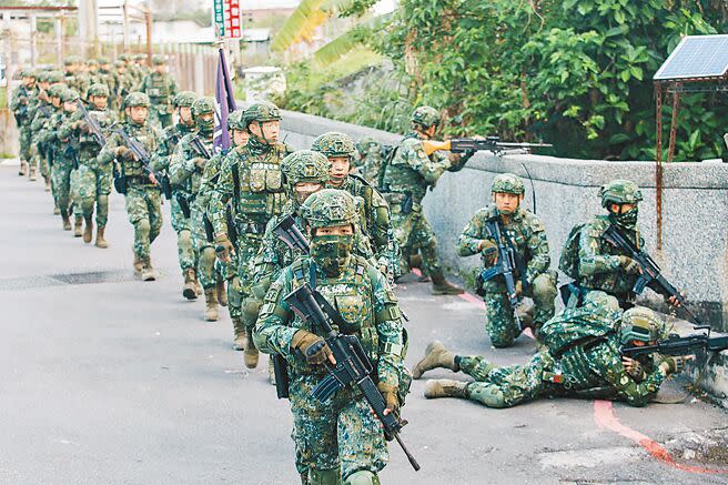 陸軍特種作戰指揮部進行戰術任務行軍，並執行各項戰術演練課目，磨練特戰部隊於濱海城鎮作戰能力。（本報資料照片）