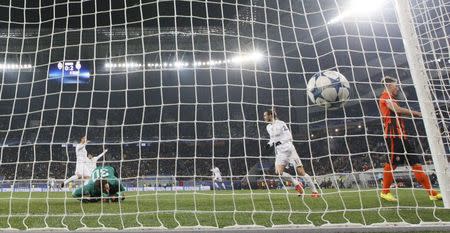 Football Soccer - Shakhtar Donetsk v Real Madrid - Champions League Group Stage - Group A - Arena Lviv, Lviv, Ukraine - 25/11/15 Shakhtar Donetsk's goalkeeper Andriy Pyatov reacts after failing to save a goal of Real Madrid's Dani Carvajal REUTERS/Gleb Garanich