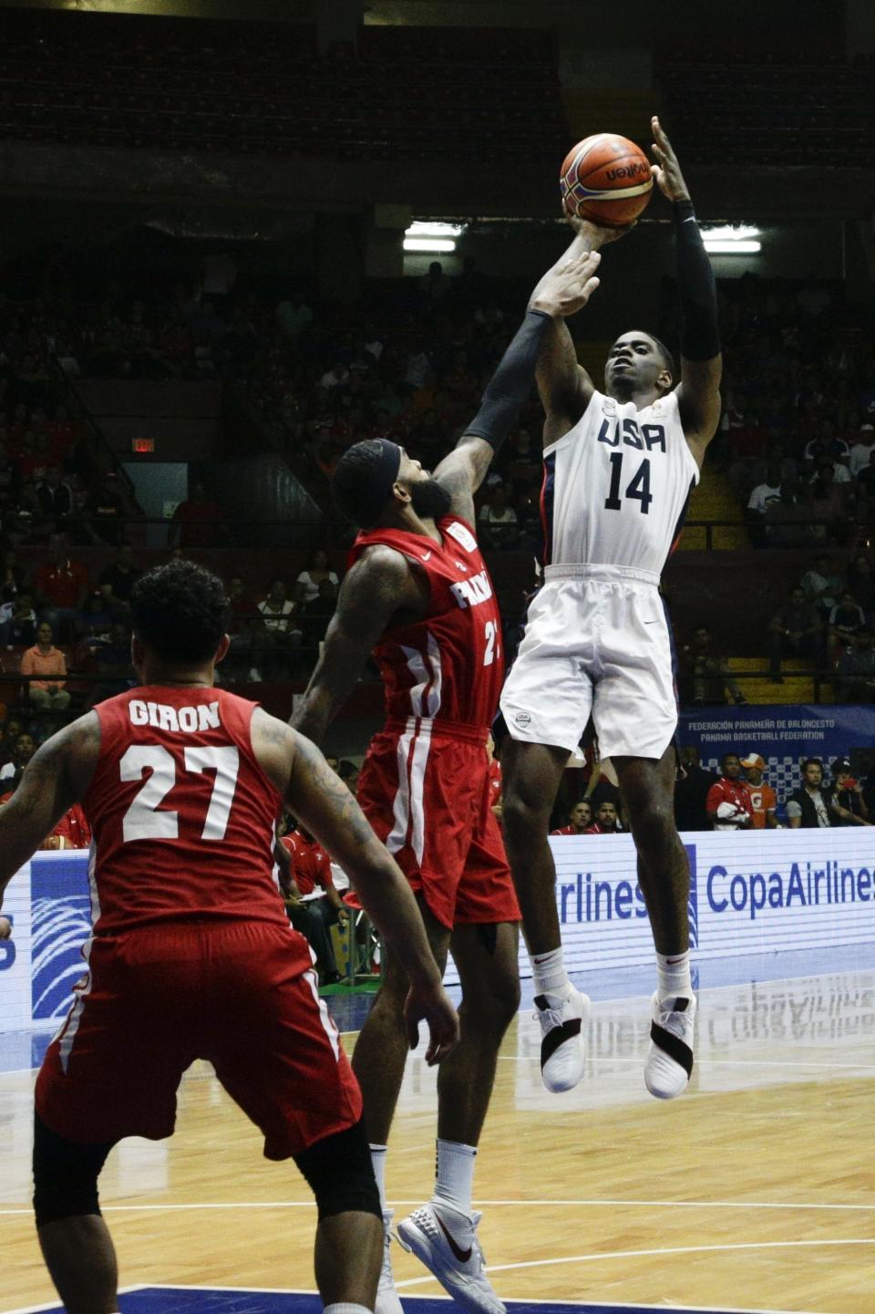 Dwayne Bacon tira sobre Tony Bishop de Panamá mientras Daniel Giron observa durante el tercer cuarto de un partido clasificatorio para la Copa Mundial de Baloncesto de China 2019, en Ciudad de Panamá, el lunes 17 de septiembre de 2018. (AP Foto/Arnulfo Franco)