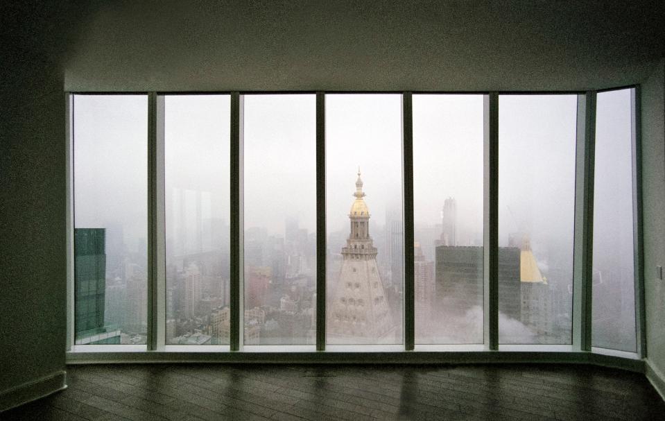 A foggy northern view of the Met Life Tower from one of the upper floor living rooms at Kohn Pedersen Fox Associates’ Madison Square Park Tower.