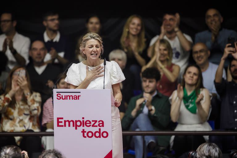 La vicepresidenta segunda y ministra de Trabajo y Economía Social, Yolanda Díaz, interviene en el acto 'Empieza todo' de la plataforma Sumar, en el que presenta su candidatura para la presidencia del Gobierno en las próximas elecciones generales, en el polideportivo Antonio Magariños, a 2 de abril de 2023, en Madrid, (España).