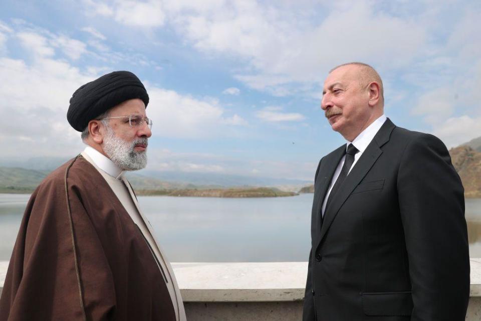 Ebrahim Raisi, a la izquierda