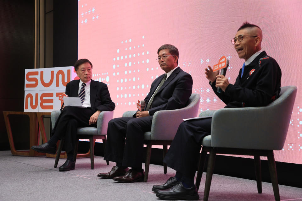 旭聯科技董事長黃旭宏（中）與中華人資協會薛光揚理事長（左），及微星科技人力資源處協理簡文哲（右）一同座談，解析企業人才永續發展之道。（圖／旭聯科技提供）