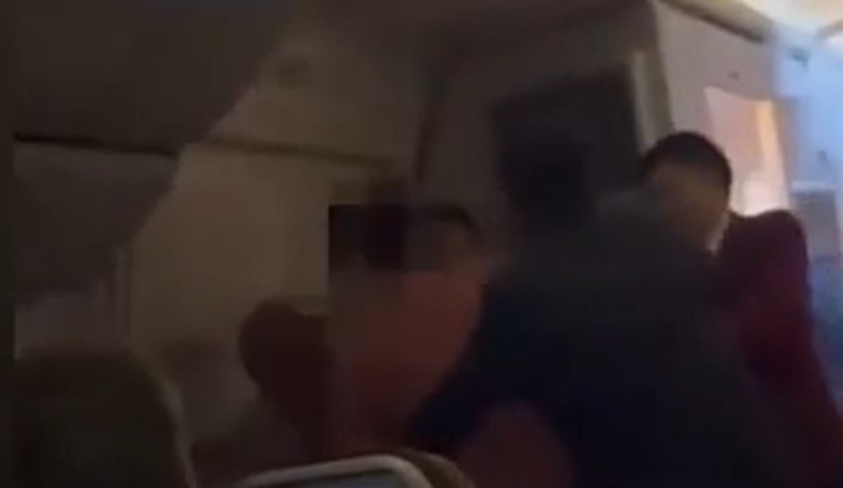 Violence broke out on the plane from Bangkok to London Heathrow (X)