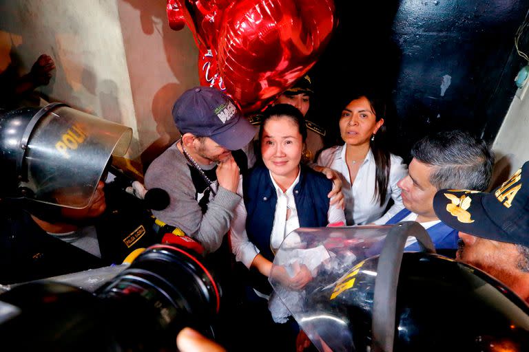 Keiko Fujimori fue recibida por seguidores y su esposo