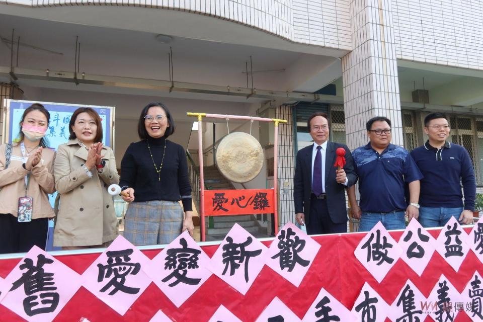 ▲北斗國小首次舉辦愛心跳蚤市場，校長游美雯與鎮長顏宏霖一同敲響愛心鑼，鑼聲響起義賣活動正式開始，學童渾身解術推銷叫賣。（記者陳雅芳攝）