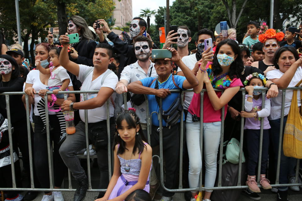 La gente observa el desfile del Día de Muertos en la Ciudad de México, el sábado 29 de octubre de 2022. (AP Foto/Ginnette Riquelme)