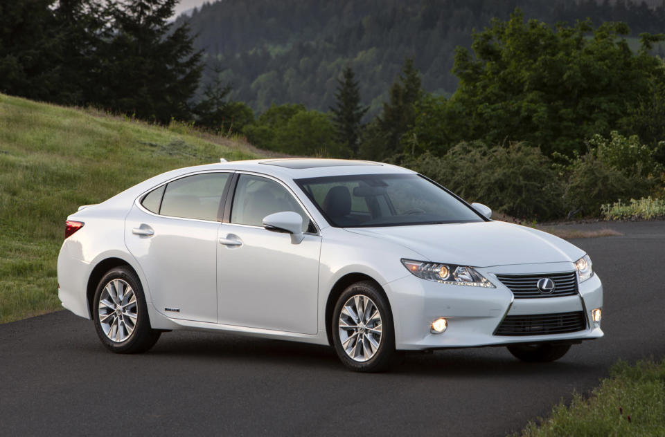 <b>5. <a href="http://autos.yahoo.com/lexus/es/" data-ylk="slk:Lexus ES;elm:context_link;itc:0;sec:content-canvas" class="link ">Lexus ES</a> </b><br> Advanced front-crash avoidance rating; IIHS Top Safety Pick.