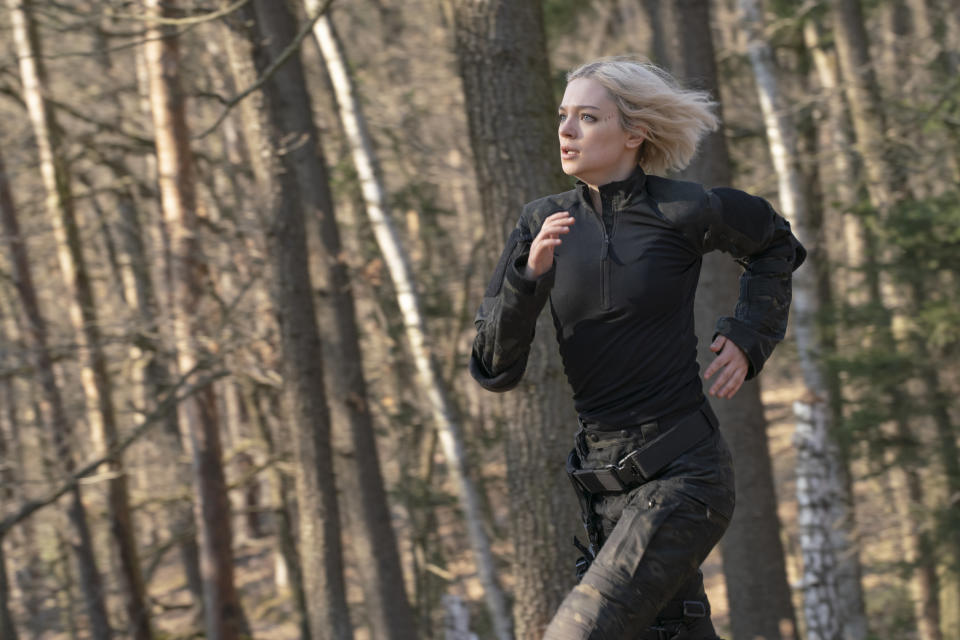 Esmé Creed Miles as Hanna running in the woods