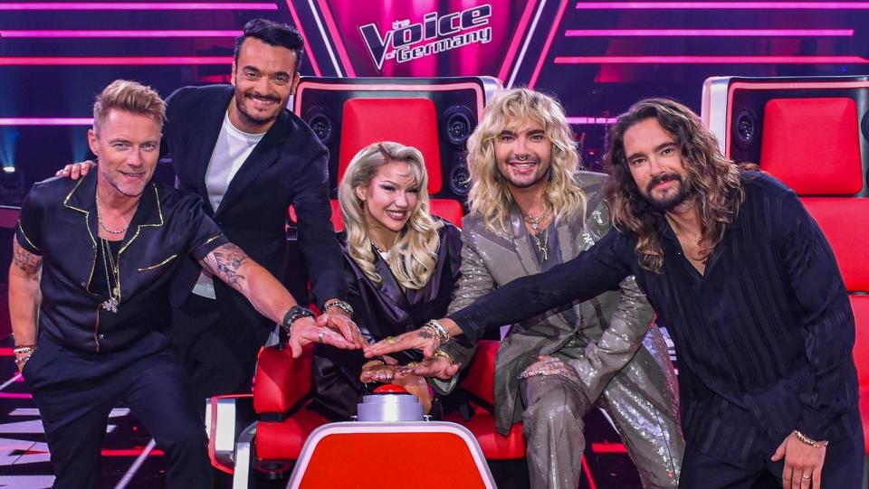 Mit (von links) Ronan Keating, Giovanni Zarrella, Shirin David sowie Bill und Tom Kaulitz sitzen erstmals fünf neue Coaches hinter den roten Buzzern von "The Voice of Germany". Los geht's mit den neuen Folgen am Donnerstag, 21. September. (Bild: ProSieben / SAT.1 / André Kowalski)