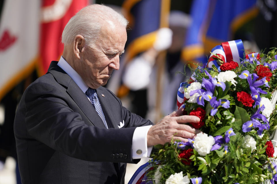 El presidente Joe Biden deja una corona de flores en el Cementerio Nacional de Arlington para conmemorar el Día de los Caídos en Guerras, en Arlington, Virginia, el 31 de mayo de 2021. (AP Foto/Alex Brandon)