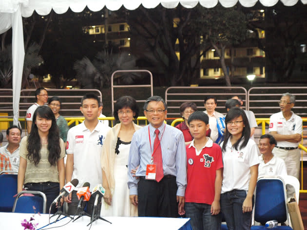 Tan Jee Say and family pose for cameras while waiting for the release of results by the Elections Department. (Yahoo! photo)