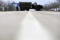 Hombres armados no identificados con uniforme de camuflaje bloquean un camino hacia el aeropuerto militar en el puerto de Sebastopol, en el mar negro, en Crimea, Ucrania, el sábado 1 de marzo de 2014. (AP Foto/Darko Vojinovic)