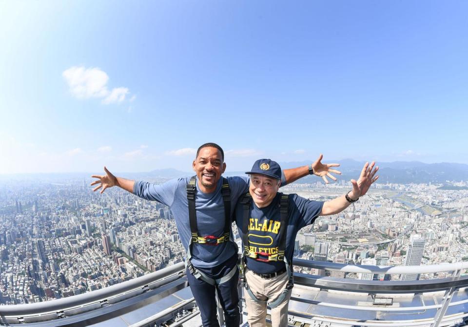 導演李安（右）換上威爾史密斯送給他的生日禮物，就是以威爾入行演出電視影集《新鮮王子妙事多》的復刻板潮T。（照片中拍攝姿勢經事前規劃安排且全程有保全隨行，請勿模仿。 相關活動規定依台北101觀景台為準。）（UIP提供）