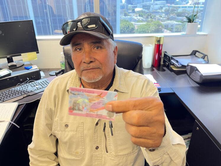 Ricardo Rodríguez muestra orgulloso su permiso de trabajo. También obtuvo su tarjeta de residente permanente legal. (Los Ángeles, CA 24 de marzo)