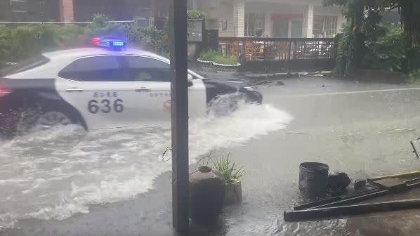 宜蘭降下超大豪雨，多路段淹水甚至達半個輪胎高。（圖／翻攝自宜蘭知識+臉書）