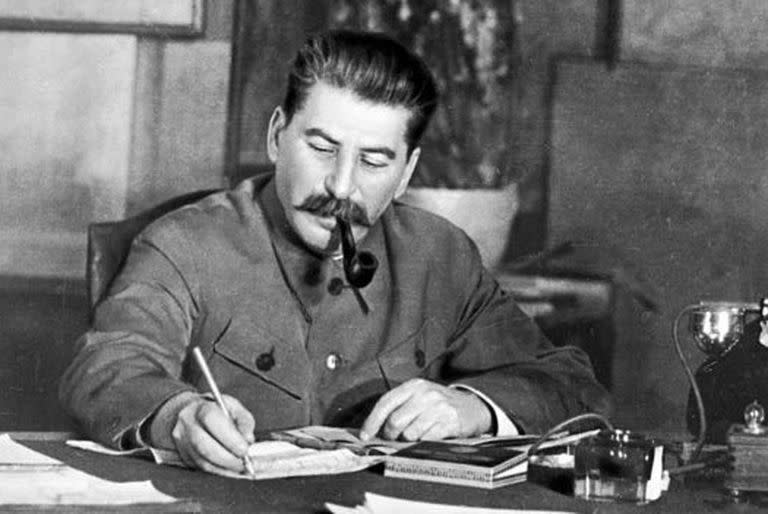 Seg&#xfa;n los historiadores, Stalin tuvo gran inter&#xe9;s por conocer el destino de Hitler pero, una vez que lo supo, guard&#xf3; el secreto.