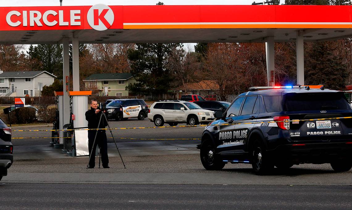 Investigators document the scene of the March 2023 shooting of a Pasco police officer in the parking lot of the Circle K gas station and convenience store on West Court Street at Road 32. Bob Brawdy/bbrawdy@tricityherald.com