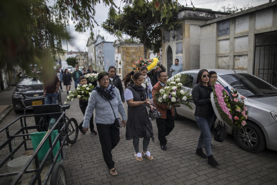 Familiares y amigos de la excombatiente rebelde Astrid Conde llegan al cementerio en Bogotá el 8 de marzo del 2020. Conde fue asesinada en el marco de una ola de matanzas de exrebeldes que complica la implementación de acuedos de paz. (AP Photo/Iván Valencia)