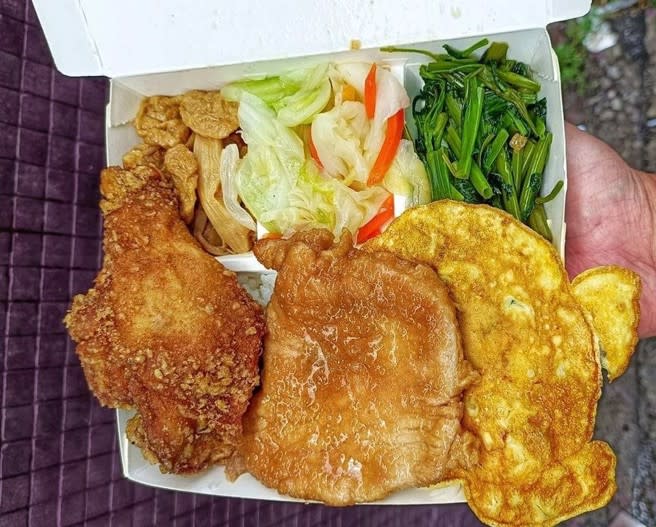 一名網友日前分享台南一間便當店不僅有雙主菜「雞腿+排骨」、還有蛋有青菜，價錢只要80元。(翻攝自爆廢公社)