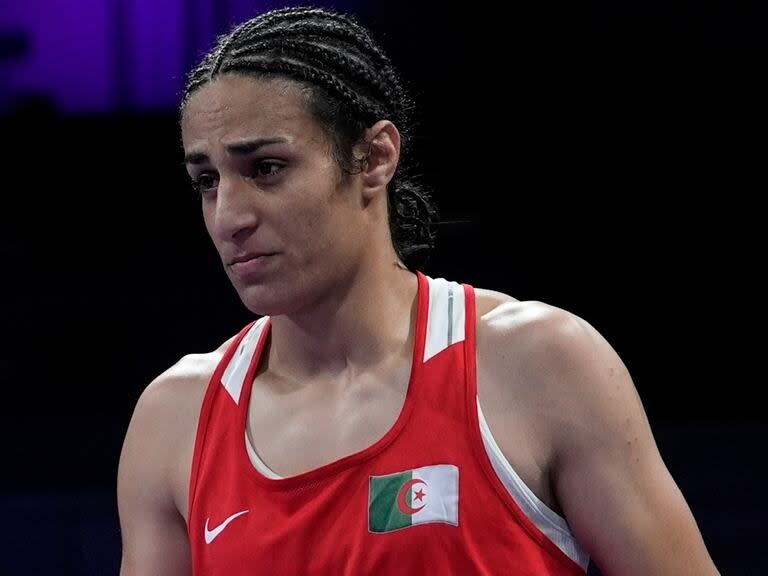 Imane Khelif, de Argelia, después de vencer a la italiana Angela Carini en su combate de peso ligero femenino de los Juegos Olímpicos, el jueves 1 de agosto de 2024, en Villepinte, Francia. (AP Foto/John Locher)