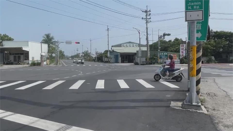 阿公騎車載孫違規險被撞　嚇得人與車倒地