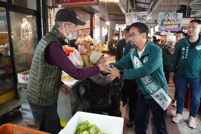 ▲李昆澤也懇請鄉親朋友讓他能夠繼續為高雄與台灣打拚，繼續為推動地方建設努力。（圖／立委李昆澤競辦提供）