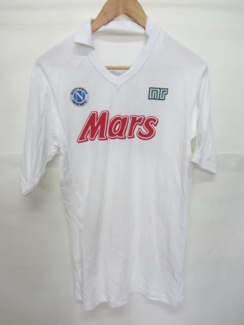 La camiseta blanca, con sponsor Mars, fue utilizada por el club en la temporada 1988/1989 y cuenta con su certificado de autenticidad