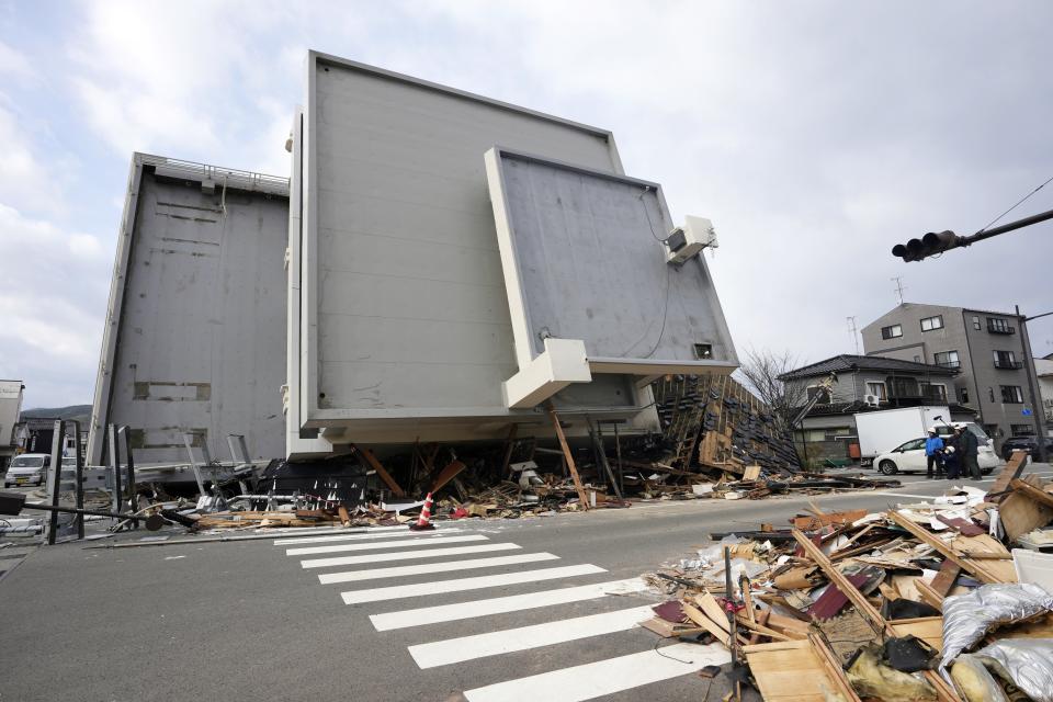 日本石川縣1日下午發生芮氏規模7.6強震，輪島市一棟商業大建築倒塌。（美聯社）