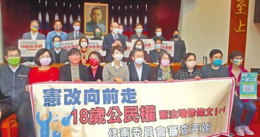 立法院修憲委員會22日初審通過18歲公民權修憲草案，提請院會討論，出席的民進黨、時代力量與民眾黨立委合影。（圖/張鎧乙攝）