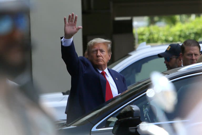 El expresidente de Estados Unidos Donald Trump saluda mientras hace una visita al restaurante cubano Versailles después de comparecer para su comparecencia el 13 de junio de 2023 en Miami, Florida. 