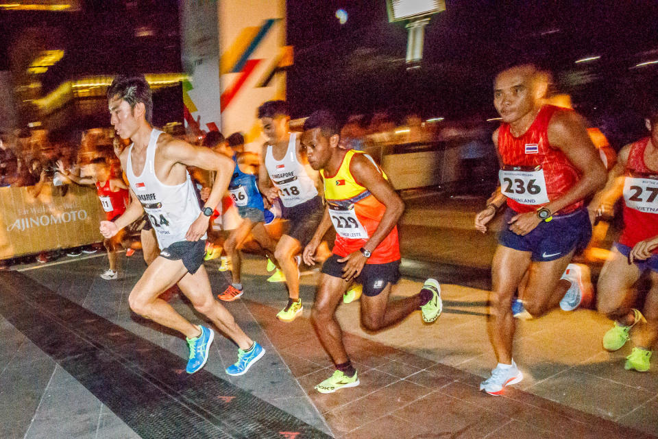 Marathon – Soh Rui Yong (in white) at the starting of Men marathon at Putrajaya during 29th SEA Games in KL on 19 Aug 2017 (Photo by Stanley Cheah / SportSG)