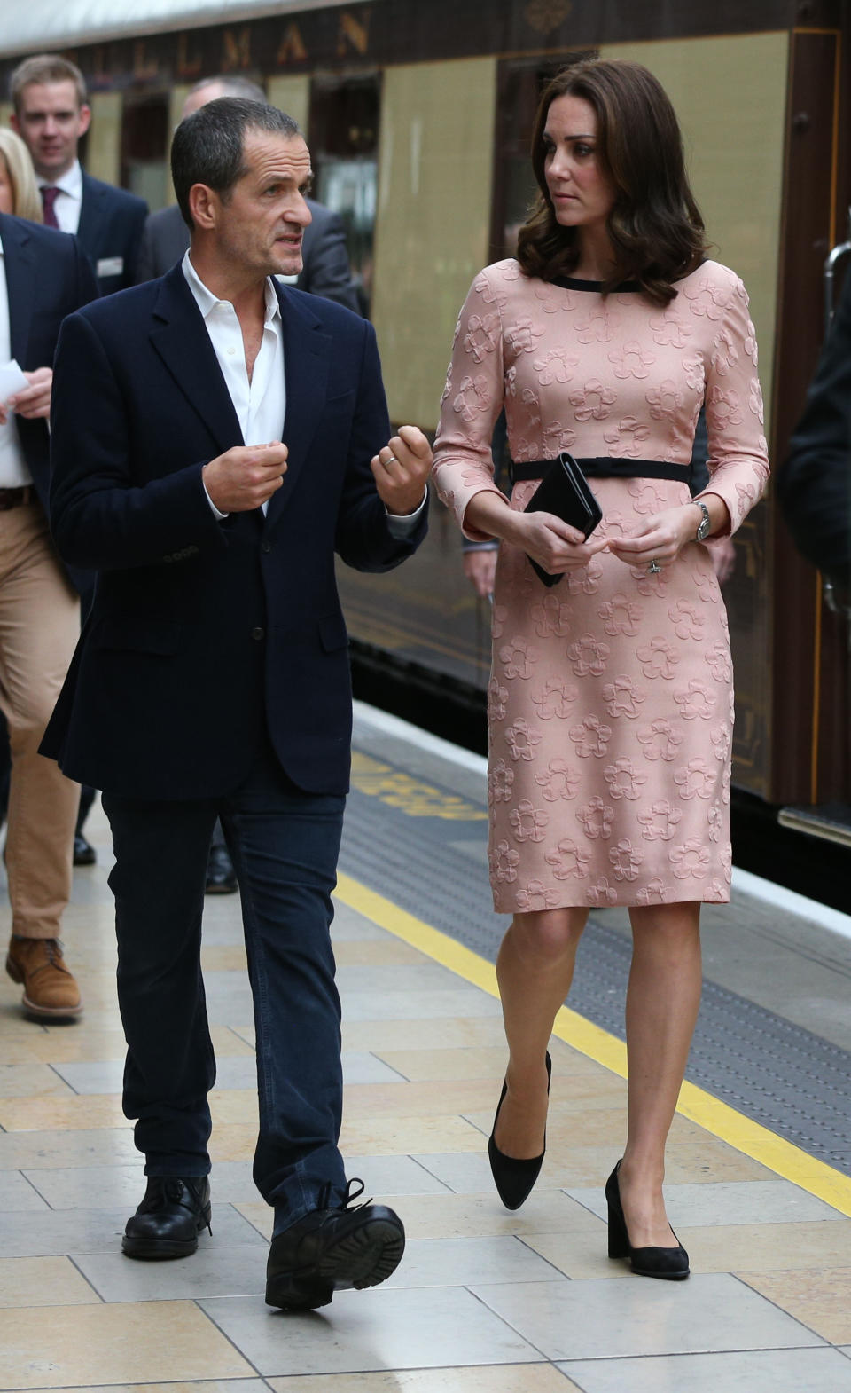 <p>Die Herzogin überraschte 130 Kinder und den Cast des Films „Paddington 2“ in der Londoner Paddington Station. Sie entschied sich für ein pfirsichfarbenes Kleid aus Orla Kielys Herbst-/Winterkollektion 2013. (Bild: PA) </p>