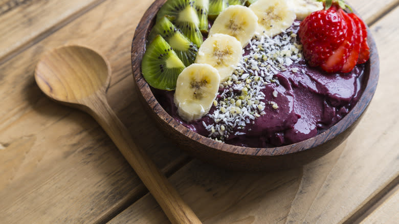 Açaí bowl with sliced fruit