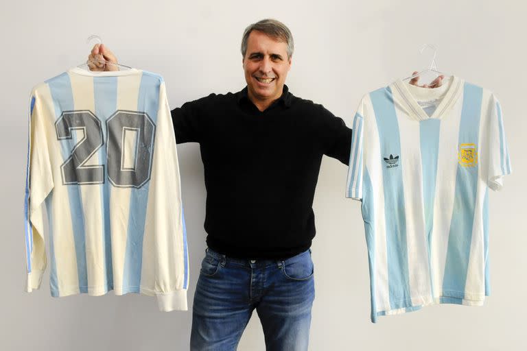 Leo Rodríguez con la 20, la camiseta argentina que usó en las conquistas de las Copas América 1991 y 1993, las últimas de la selección argentina