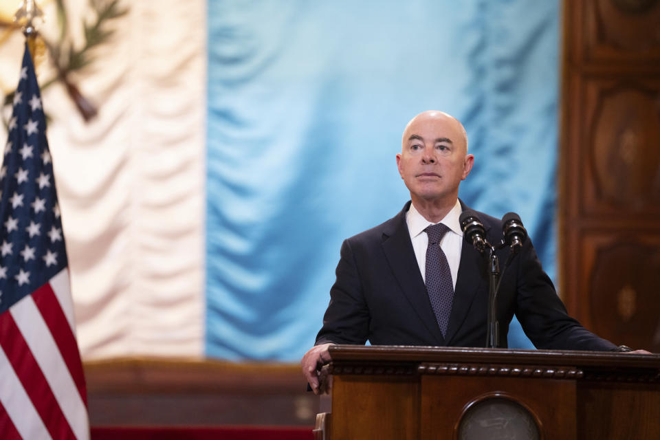 El secretario de Seguridad Nacional de Estados Unidos, Alejandro Mayorkas, en una rueda de prensa conjunta con el presidente guatemalteco, Bernardo Arévalo, en el Palacio Nacional en Ciudad de Guatemala, el jueves 21 de marzo de 2024. Mayorkas dijo en la conferencia de prensa que la ley de Texas, que permite a las autoridades de ese estado detener y deportar migrantes que entraron ilegalmente al país, es inconstitucional. (AP Foto/Santiago Billy)