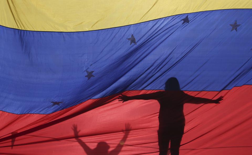 <p>In Venezuela gehen die Proteste weiter. Die Regierungskritiker verlangen neue Wahlen. Doch statt sich um die dreistellige Inflation, steigende Kriminalität oder Nahrungsengpässe zu kümmern, will Präsident Nicolás Maduro vor allem eine neue Verfassung durchsetzen. (Bild: AP Photo/Fernando Llano) </p>