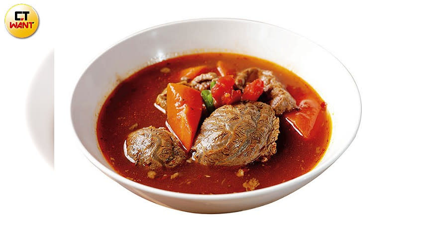 「番茄紅燒牛肉」以番茄和豆瓣醬，襯托牛肉的香甜。（360元）（圖／施岳呈攝）