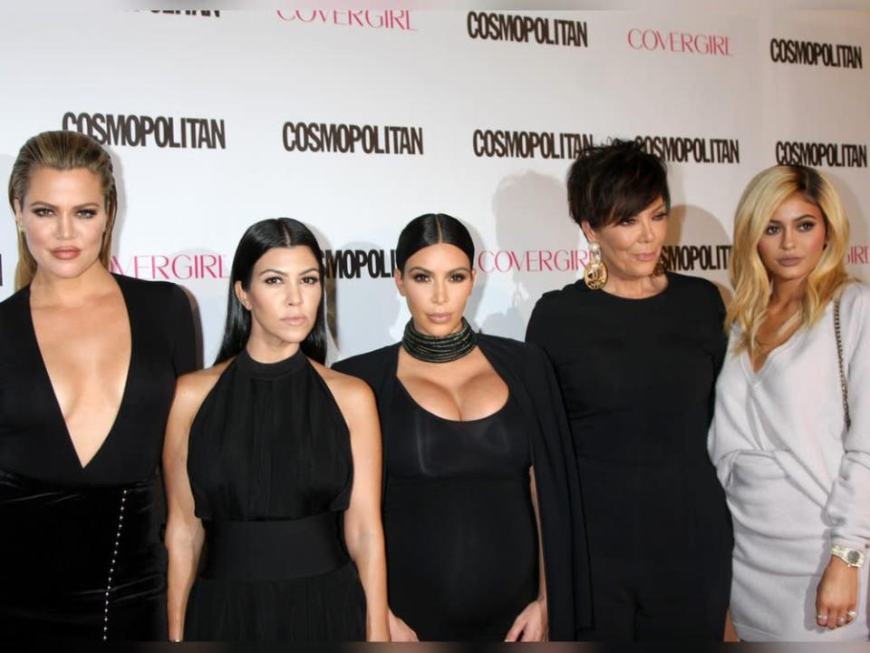 Khlo&#xe9;, Kourtney, Kim Kardashian und Kris und Kylie Jenner auf dem roten Teppich (v.l.n.r.). (Bild:  Kathy Hutchins/Shutterstock)