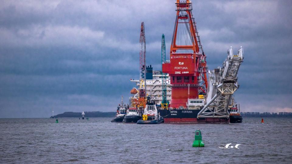 Schlepper ziehen das russische Rohr-Verlegeschiff «Fortuna» aus dem Hafen auf die Ostsee.